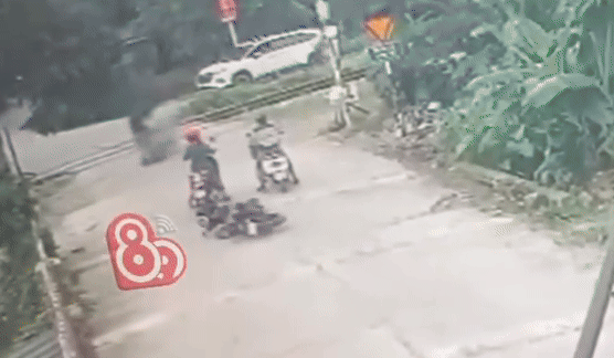 Thanh niên vừa kéo cháu bé ra thì đoàn tàu lao tới.