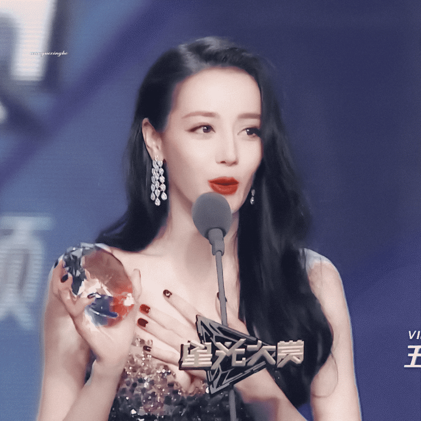 Là người dè dặt, Địch Lệ Nhiệt Ba lại luôn phải diện những bộ đồ gợi cảm. (Ảnh: Weibo)