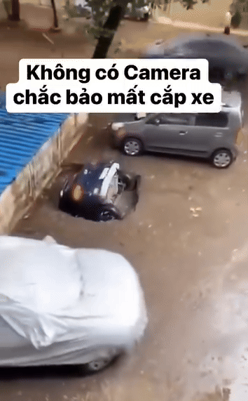 Chiếc ô tô dần chìm vào trong hố sâu.
