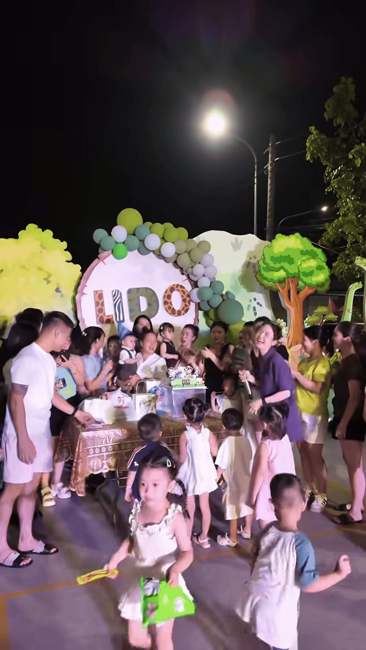 Không gian đặc biệt tại tiệc sinh nhật con trai Quang Hải - Chu Thanh Huyền ở sân bóng làng Ảnh 2