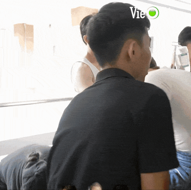 Võ Cảnh ân cần đỡ Thúy Ngân xuống khỏi giường bệnh