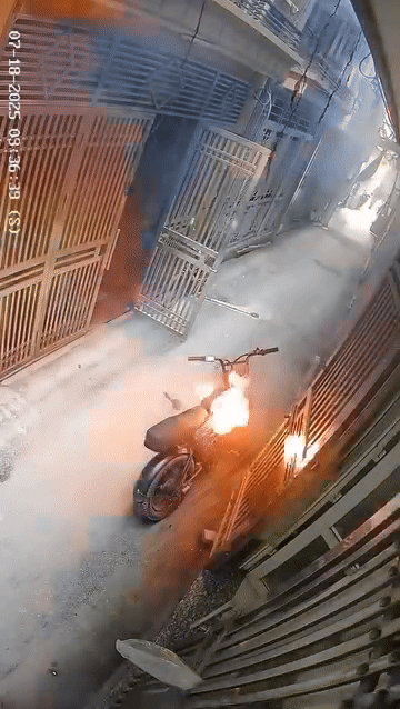 Camera ghi lại 2 phút 'kinh hoàng' trong con hẻm nhỏ Ảnh 1