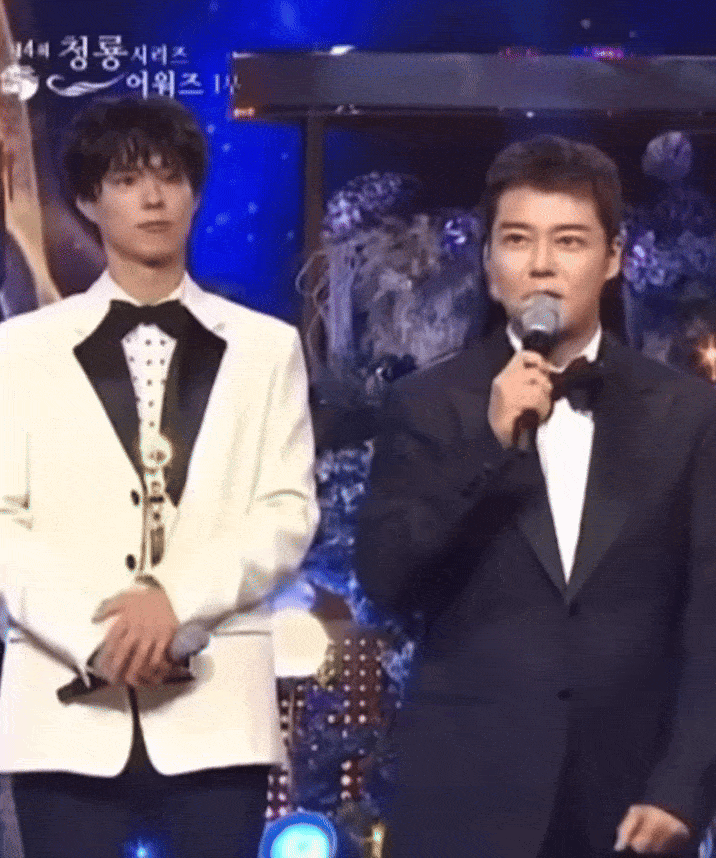 Cả hai 'trao đổi chiêu thức' với nhau phía sau MC 