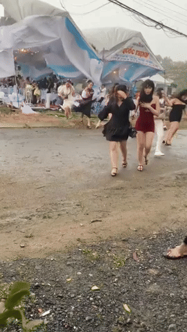 Khách dự tiệc bỏ chạy tán loạn.