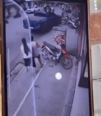 Camera nhà dân ghi lại khoảnh khắc ô tô 'điên' tông liên hoàn trên phố Khâm Thiên.