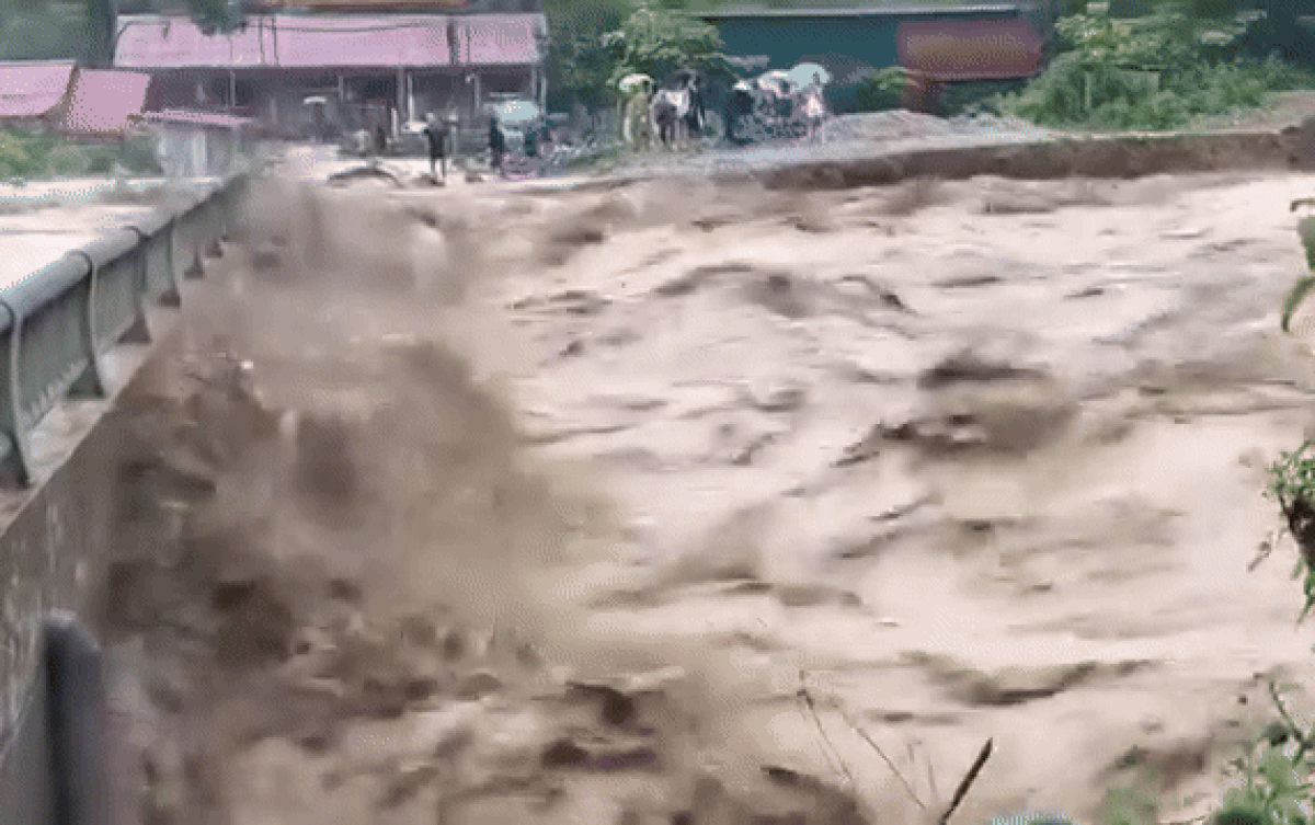 Lũ lớn tràn về ngày 22/7 tại xã Nhôn Mai (Nghệ An).