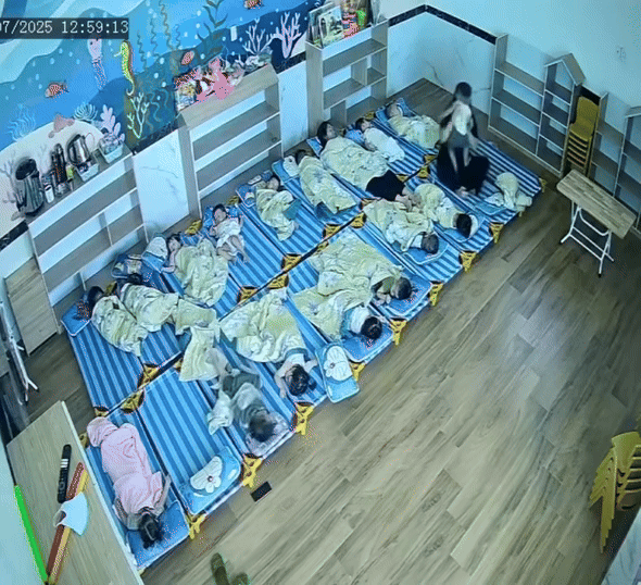 Nghe tiếng bé trai khóc, cô giáo liến tiến đến để trấn an.