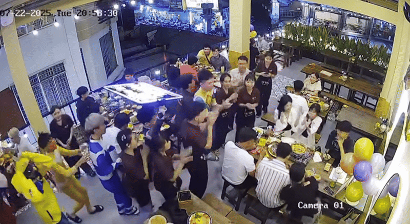 Tuy nhiên, hoá ra đó chỉ là màn kịch mà quản lý và các bạn nhân viên quán dựng lên để chúc mừng vị khách có sinh nhật của quán. Ảnh cắt từ clip