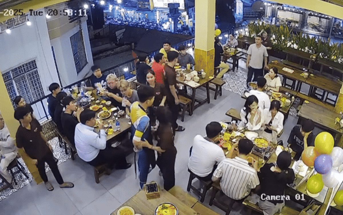 Sau khi bị quản lý mắng, nam nhân viên định lao vào 'sống mái'. Ảnh cắt từ clip