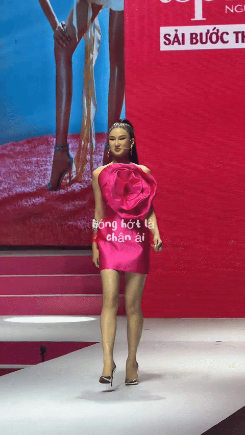 Phần trình diễn catwalk của TikToker Nàng Mơ gây tranh cãi. (Ảnh từ TikTok Hóng hớt là chân ái)