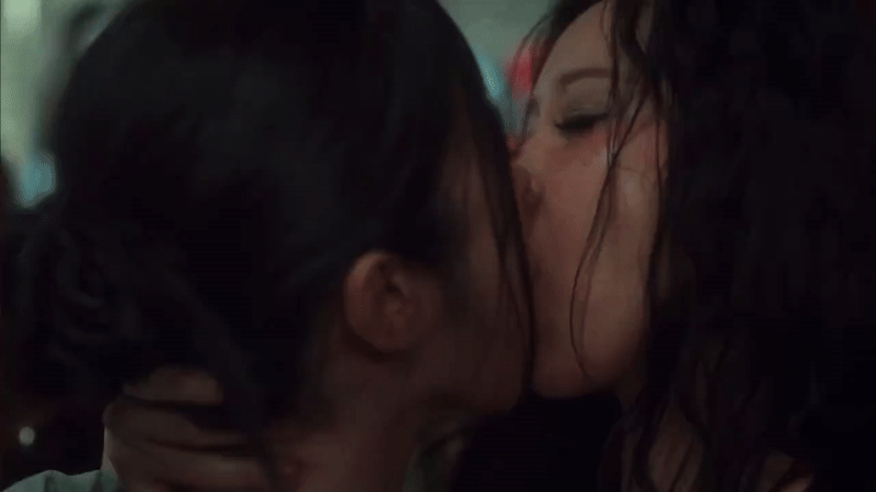 Xôn xao MV ca nhạc đầy rẫy cảnh nóng, sốc nhất là khoảnh khắc 2 cô gái 'khóa môi' cuồng nhiệt Ảnh 3