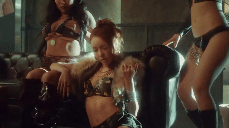 Xôn xao MV ca nhạc đầy rẫy cảnh nóng, sốc nhất là khoảnh khắc 2 cô gái 'khóa môi' cuồng nhiệt Ảnh 1