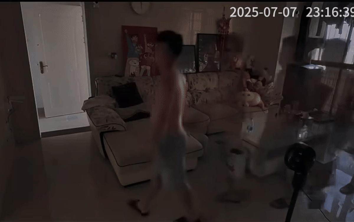 Clip: Camera ghi cảnh người đàn ông bước đi có 7 người theo sau, lý do khiến dân tình cười ngất Ảnh 1