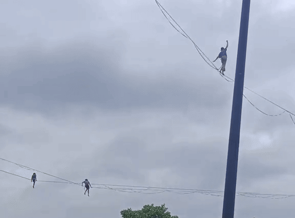 Xôn xao đoạn clip 3 người đi trên dây điện cao thế, cộng đồng mạng tranh cãi dữ dội Ảnh 2