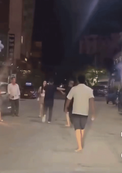 Khoảnh khắc cô gái áo trắng bị đánh.