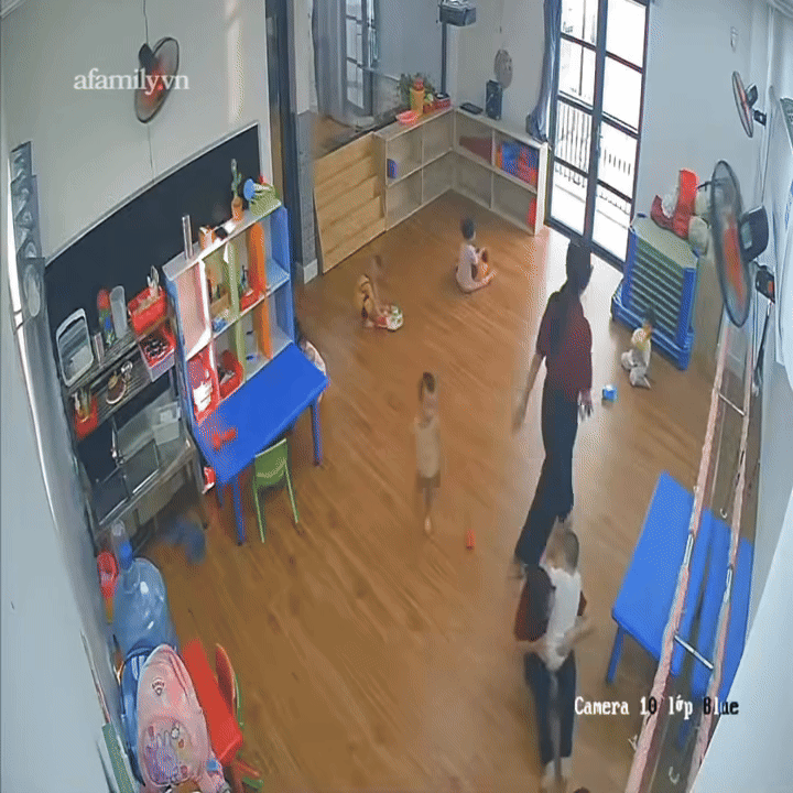 Thấy bé trai (áo trắng) không may bị ngã, cô giáo lập tức tiến đến đỡ em dậy và liên tục an ủi, âu yếm em bé. 