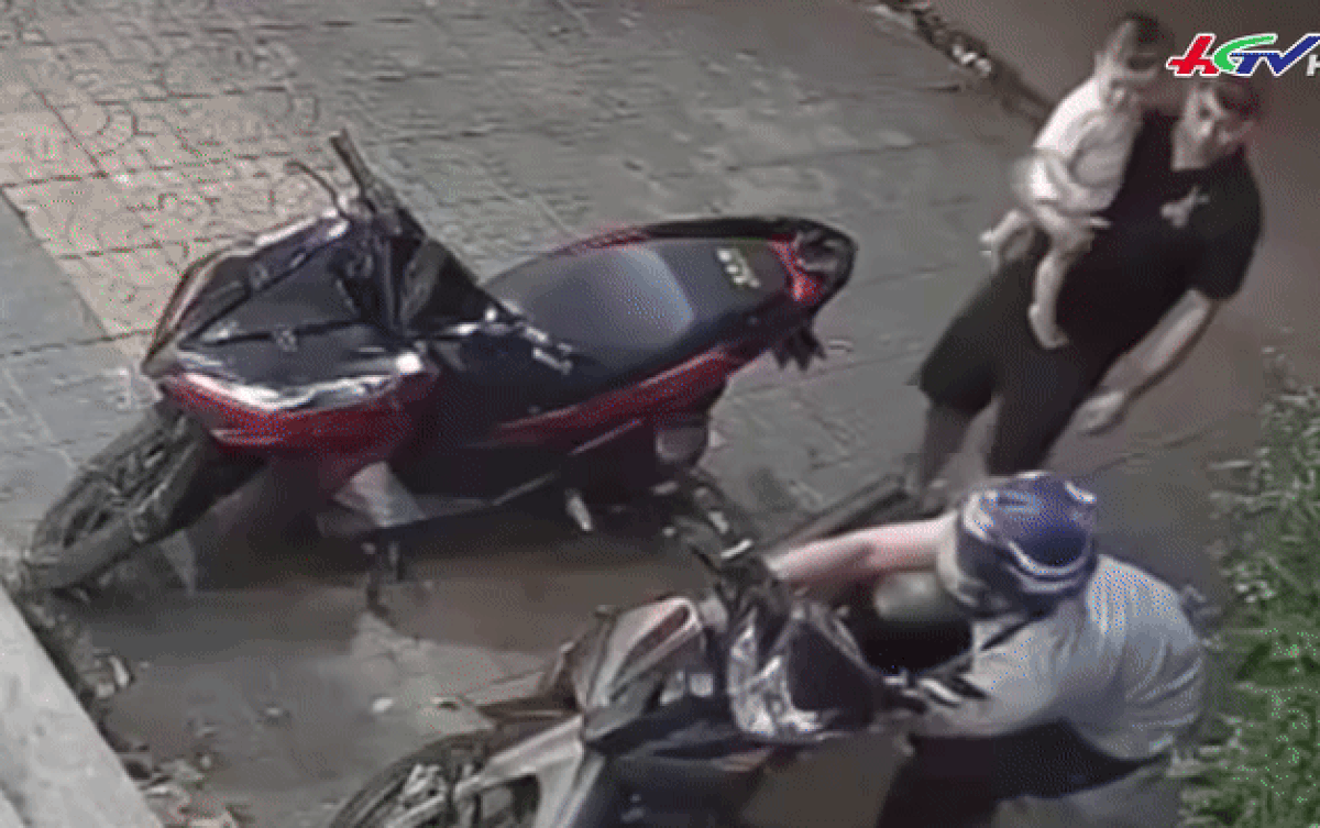 Đang lúi húi bẻ khoá xe máy, tên đạo chích bị chủ nhà 'tóm sống'.