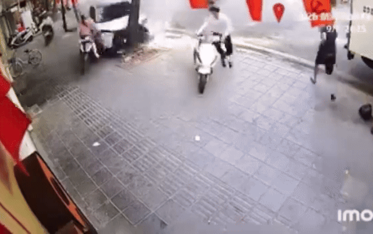 Ô tô tông liên hoàn xe máy và chỉ dừng lại khi tông đổ gốc cây.&nbsp;