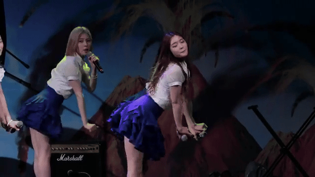 Do vũ đạo quá sung, nữ ca sĩ đã vô tình tạo ra khoảnh khắc xấu hổ trên sân khấu trước hàng nghìn khán giả.