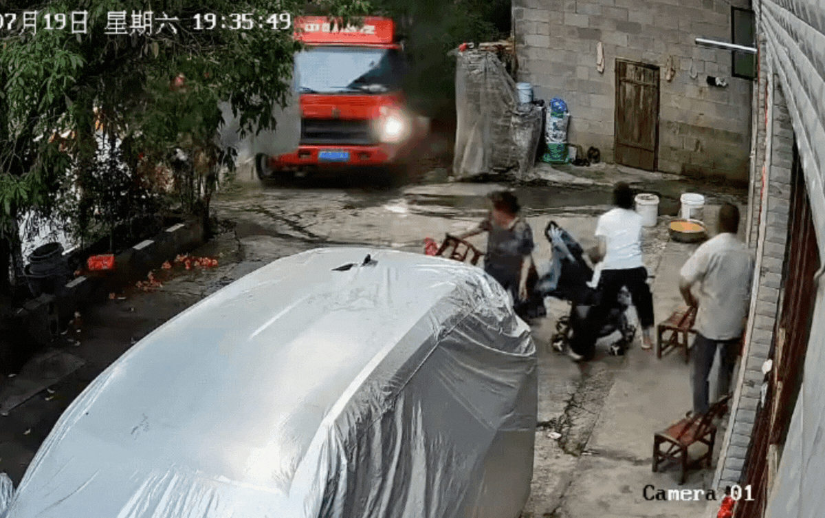 Xe tải lao thẳng nhà dân, phản xạ thần tốc của người mẹ cứu cả gia đình Ảnh 1