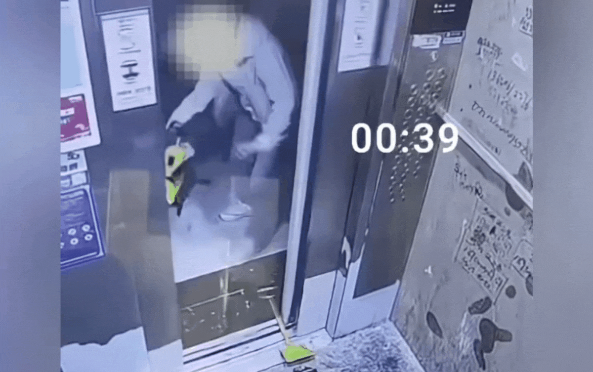 Dùng xẻng đồ chơi để chặn cửa thang máy