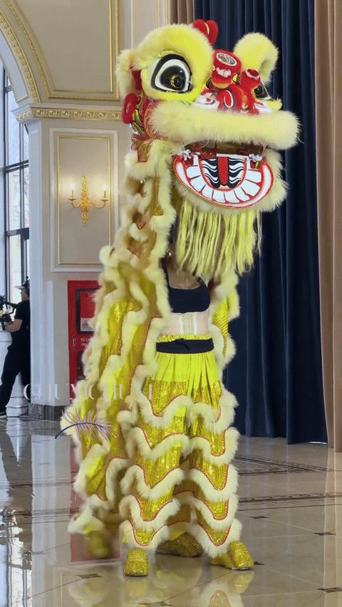 Mang đoàn múa lân đến ngày ra mắt cuộc thi, thí sinh gây ấn tượng. (Ảnh từ TikTok ChumChum)