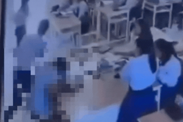 Phẫn nộ nam sinh 'tác động' cô giáo giữa lớp học vì không hài lòng điểm thi Ảnh 2