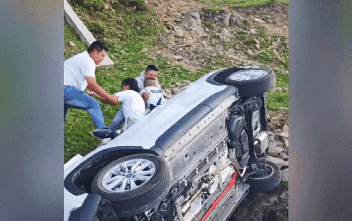 Ô tô mất lái tông thẳng vào vách đá, cả gia đình bị kẹt cứng Ảnh 1