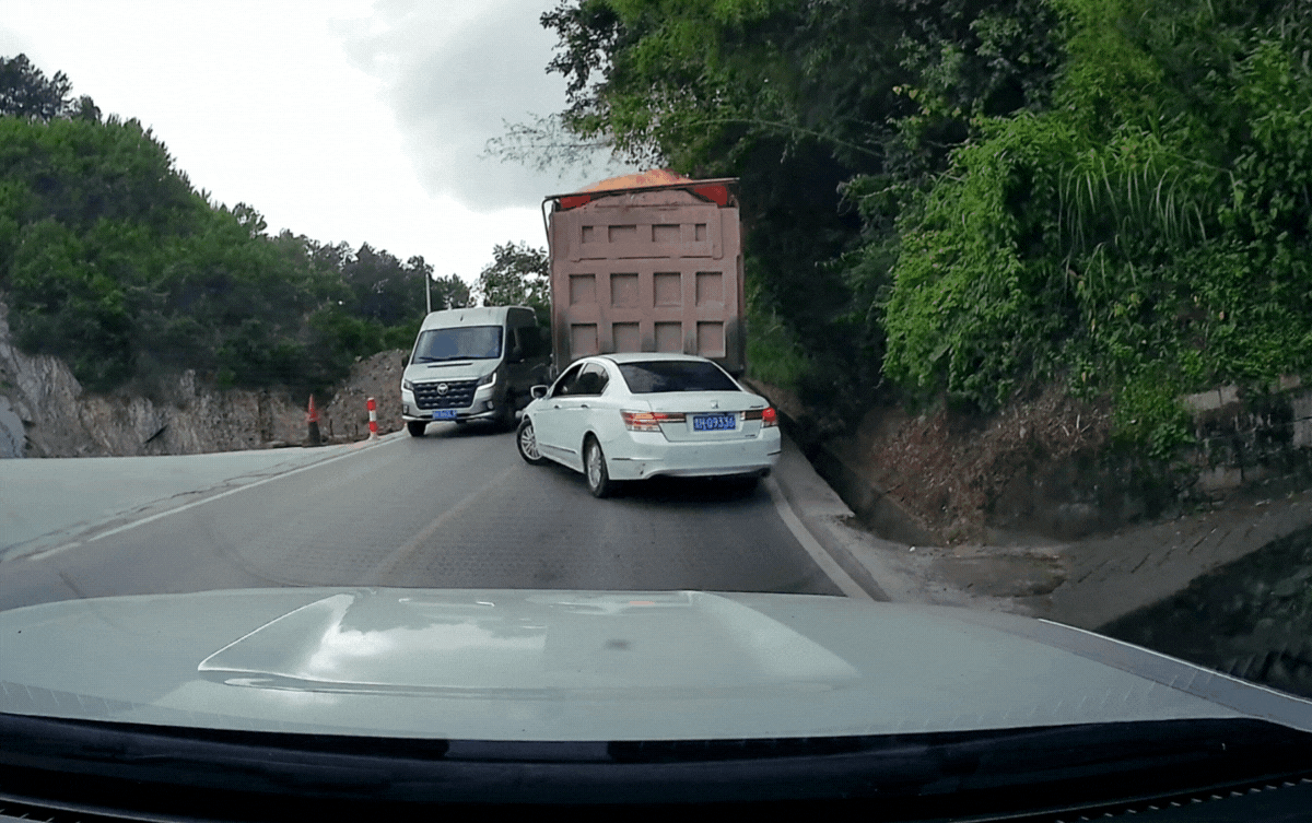 Chạy sát đuôi, ô tô suýt bị xe tải chở cát 'nghiền nát' trên dốc Ảnh 1