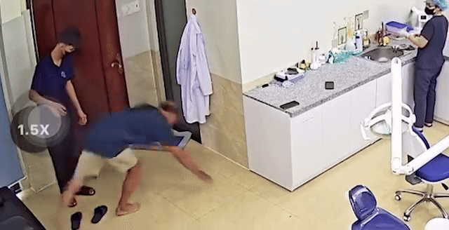 2 nhân viên phòng khám cực kỳ bất ngờ trước hành động của người đàn ông.