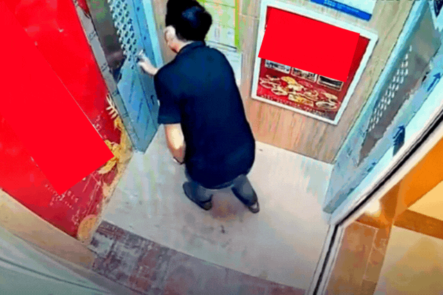 Sự cố bất ngờ trong thang máy khiến người đàn ông suýt ngất vì hoảng loạn Ảnh 2