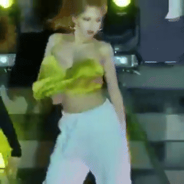 Khoảnh khắc nữ ca sĩ HyunA ăn mặc hớ hênh làm lộ 'gò bồng đảo' trên sân khấu khiến khán giả ngượng tái mặt.