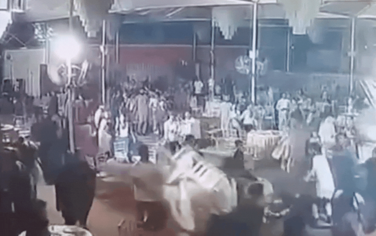 Họ hàng cô dâu, chú rể lao vào 'hỗn chiến' ngay trong đám cưới vì lí do không ngờ Ảnh 1