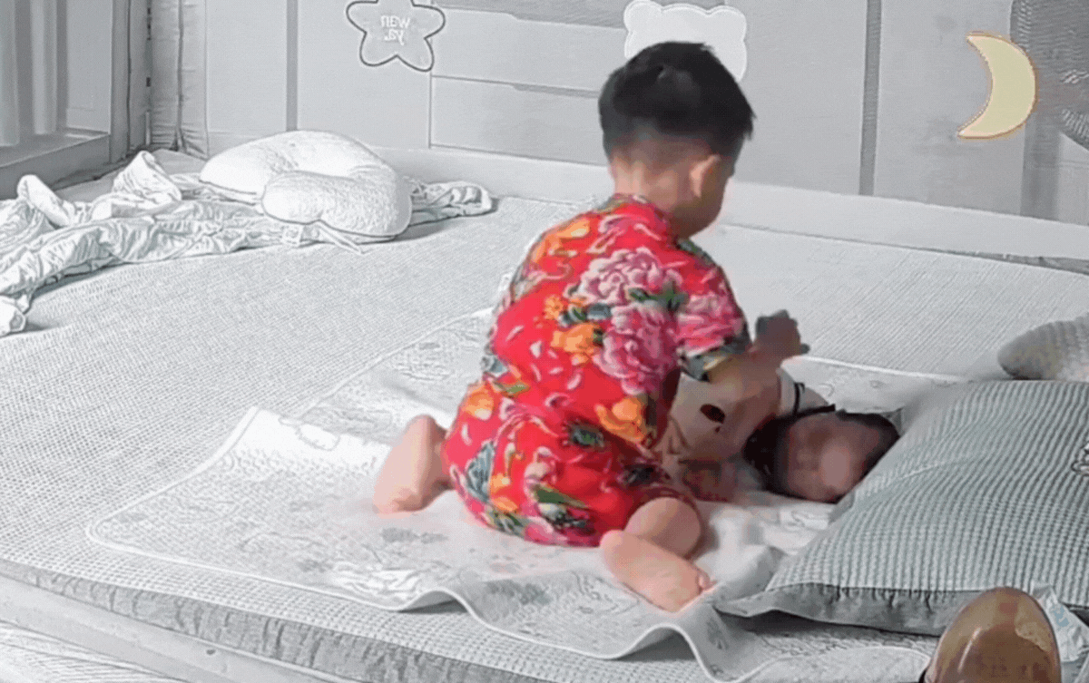 Anh trai 4 tuổi chăm em bé, mẹ xem camera mà 'thót tim' Ảnh 1