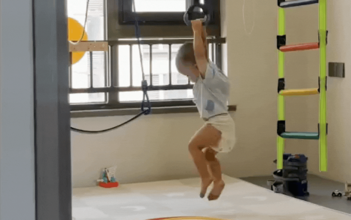 Bé đu dây vô cùng chuyên nghiệp