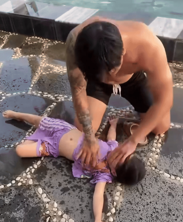 Khoảnh khắc anh Đạt khẩn trương ép tim, hô hấp nhân tạo để giành giật mạng sống cho bé gái đuối nước.