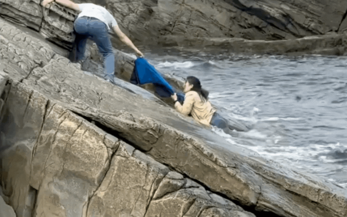 Cô gái suýt trả giá đắt vì 'check-in' trên tảng đá ven biển Ảnh 1