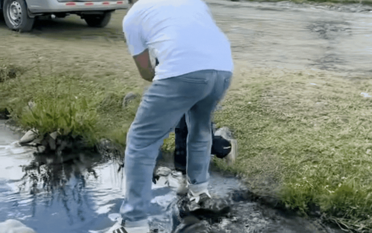 Ông bố bế con qua suối bị trượt chân té, pha xử lý đi vào lòng đất Ảnh 2