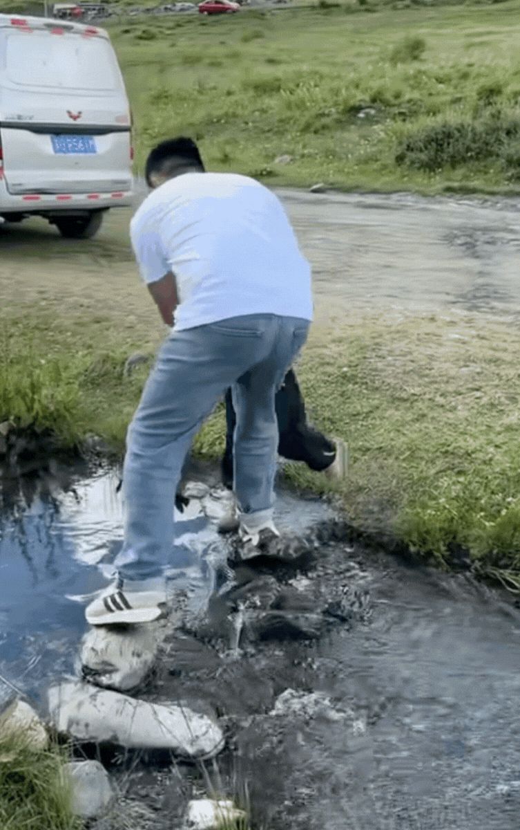 Ông bố bế con qua suối bị trượt chân té, pha xử lý đi vào lòng đất Ảnh 1