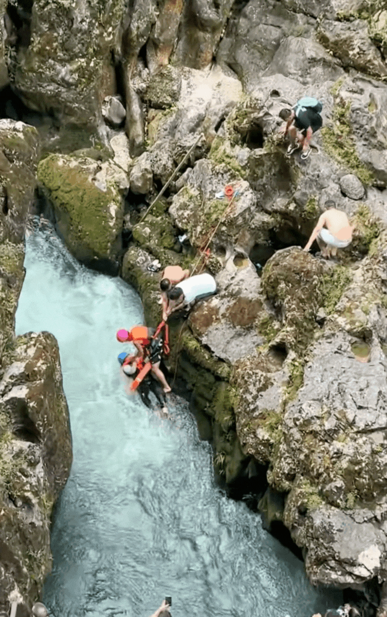 Thót tim khoảnh khắc lật bè giữa dòng thác, du khách la hét cầu cứu Ảnh 2