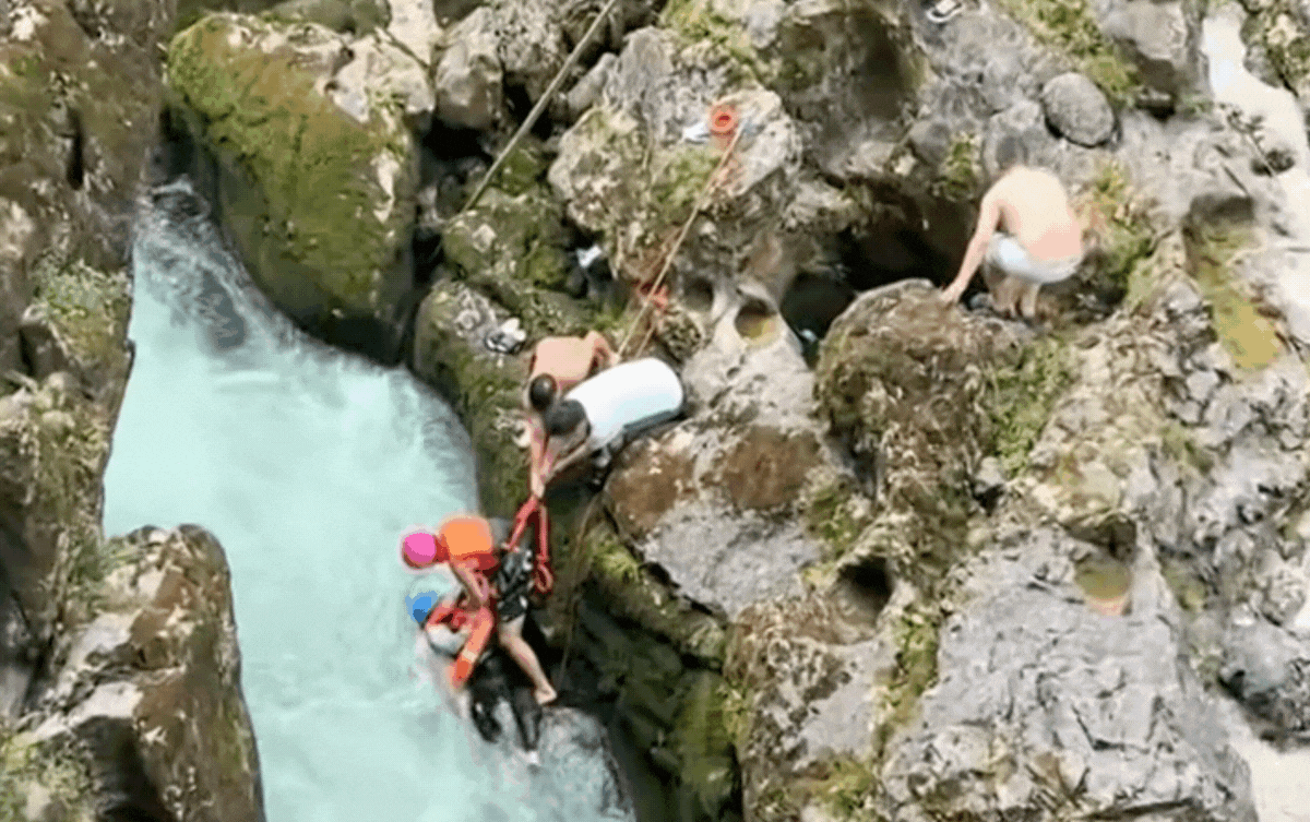 Thót tim khoảnh khắc lật bè giữa dòng thác, du khách la hét cầu cứu Ảnh 1