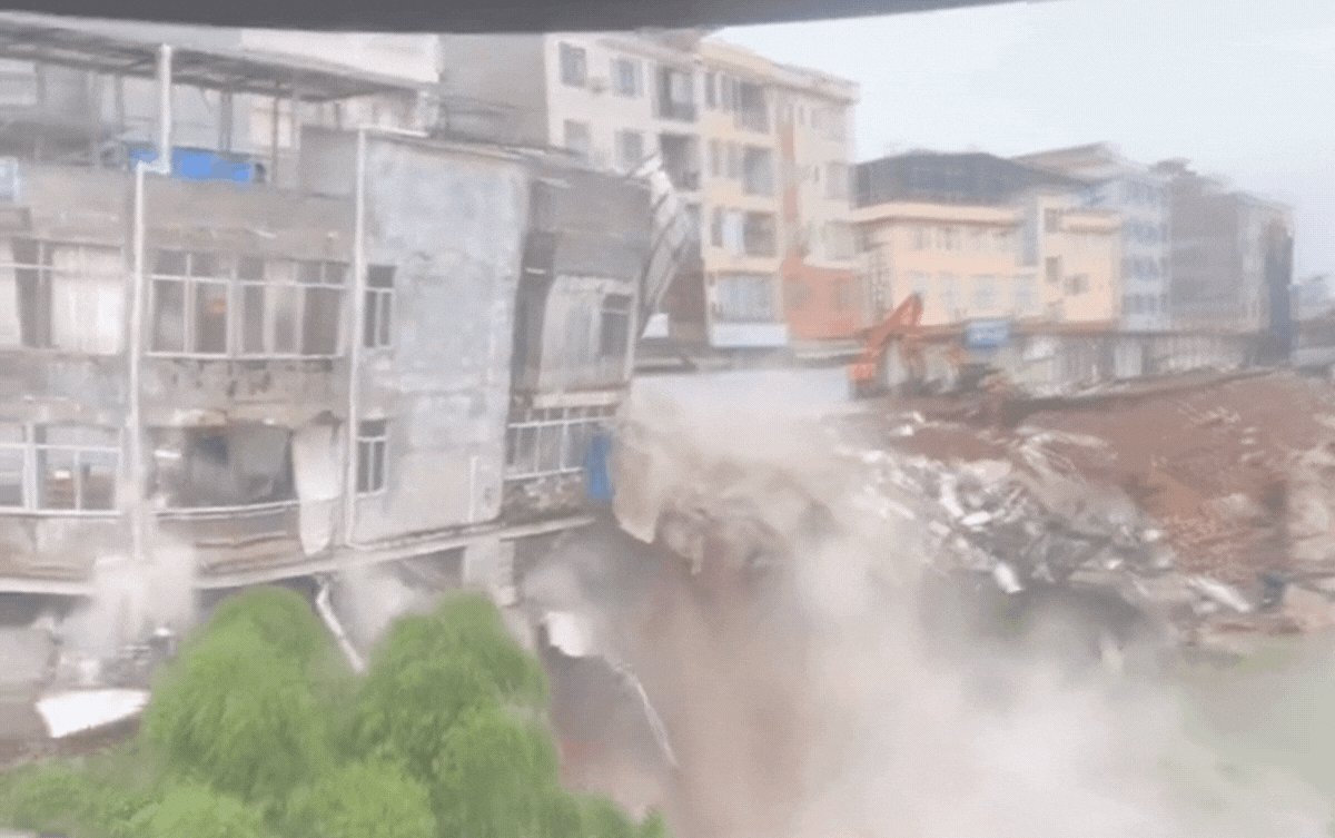 Clip: Tòa nhà bất ngờ đổ sập chỉ trong vài giây, cả khu phố rung chuyển Ảnh 1