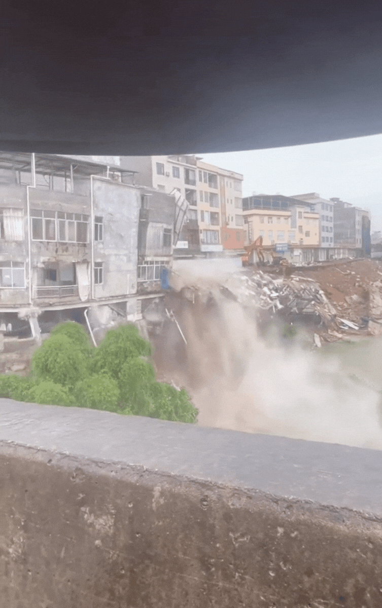 Clip: Tòa nhà bất ngờ đổ sập chỉ trong vài giây, cả khu phố rung chuyển Ảnh 2