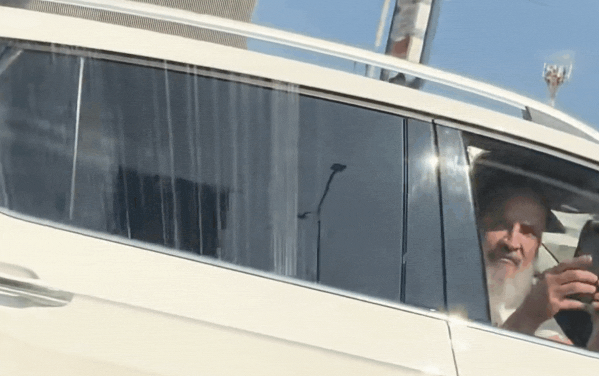 Tấp đầu xe rồi tạt cà phê người khác khi đang lái ô tô, người đàn ông nhận 'quả báo' ngay tức khắc Ảnh 1