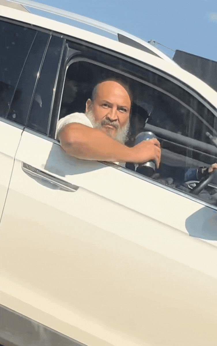 Tấp đầu xe rồi tạt cà phê người khác khi đang lái ô tô, người đàn ông nhận 'quả báo' ngay tức khắc Ảnh 3