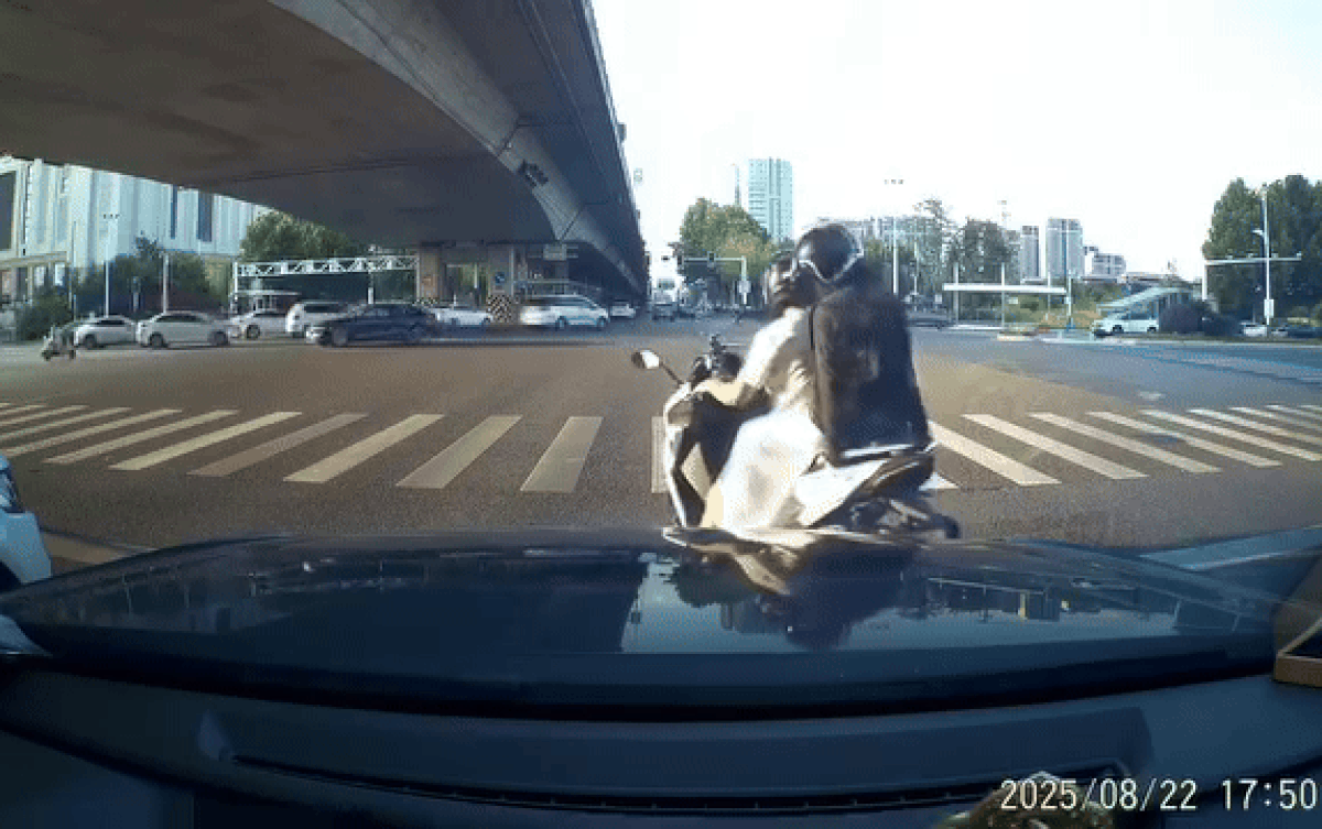 Sau khi cô gái xuống xe bỏ đi, người đàn ông cũng cuống cuồng đuổi theo. Ảnh cắt từ clip