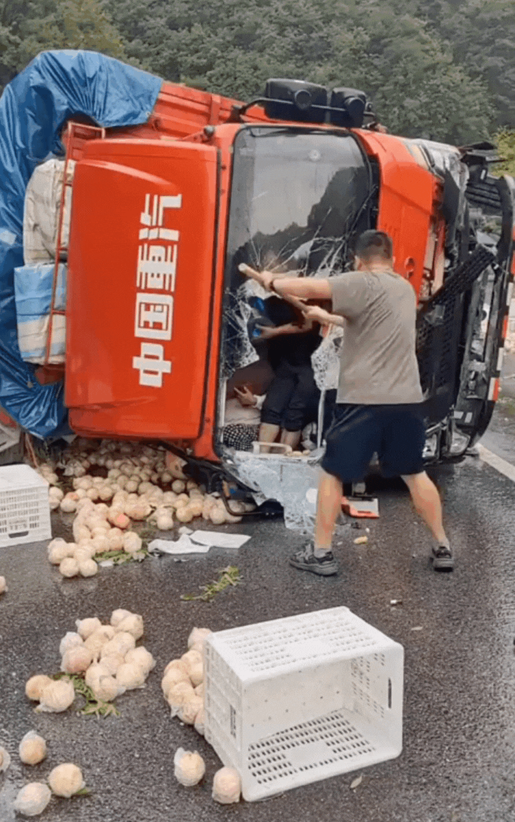 Clip: Xe tải bị lật hàng hóa đổ tràn đường, người dân có hành động khiến chủ xe nghẹn ngào Ảnh 2