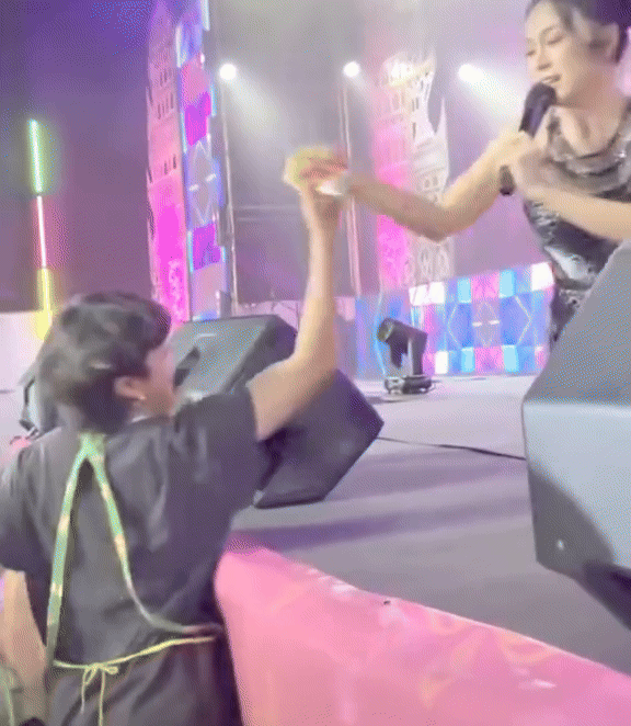 Bị kéo ngã xuống sân khấu, nữ ca sĩ cầm micro đập mạnh vào đầu nam khán giả Ảnh 2