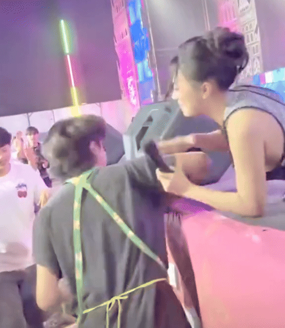 Bị kéo ngã xuống sân khấu, nữ ca sĩ cầm micro đập mạnh vào đầu nam khán giả Ảnh 3