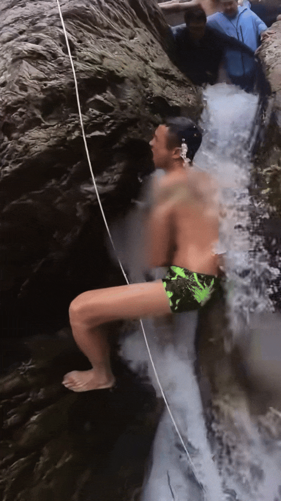 Mắc kẹt trong khe đá giữa dòng suối chảy xiết, thót tim khoảnh khắc khách du lịch hợp sức giải cứu cậu bé Ảnh 3